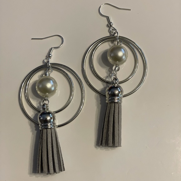 Silver and pearl drop hoop earrings. - Picture 2 of 2
